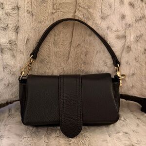 Elegant Black Leather handbag w crossbody chain